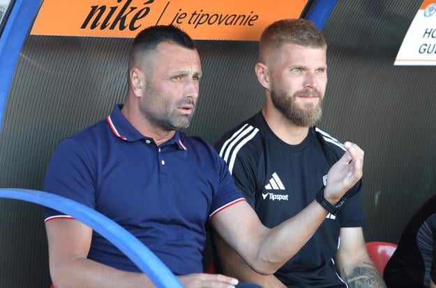 Tréner MFK Skalica David Oulehla a asistent trénera MFK Skalica Vojtěch Lampíř počas dohrávky 2. kola Niké ligy MFK Ružomberok - MFK Skalica v Ružomberku.
