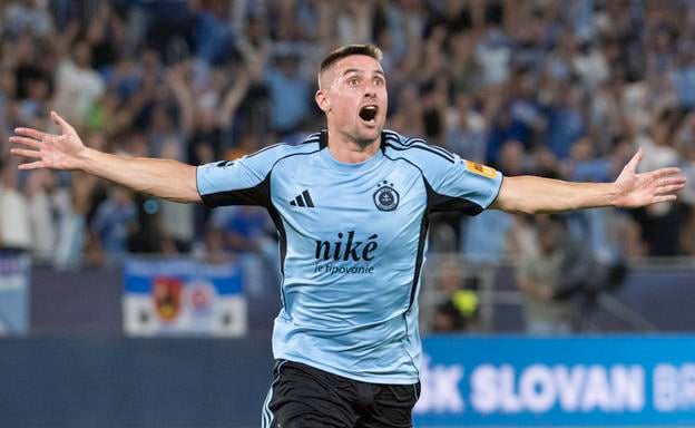 Róbert Mak (Slovan) sa teší z gólu v sieti Kajratu Almaty.