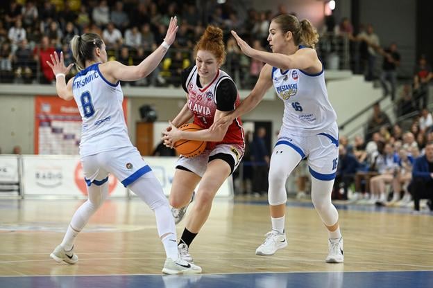 Lucia Žilinská (s loptou) by mala aj v novej sezóne patriť medzi opory Slávie ŠKP Banská Bystrica.