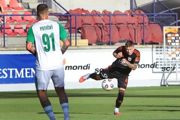 Na snímke zľava Roman Potočný (Skalica) a Oliver Luterán (Ružomberok) počas dohrávky 2. kola Niké ligy MFK Ružomberok - MFK Skalica v Ružomberku 12. augusta 2025.