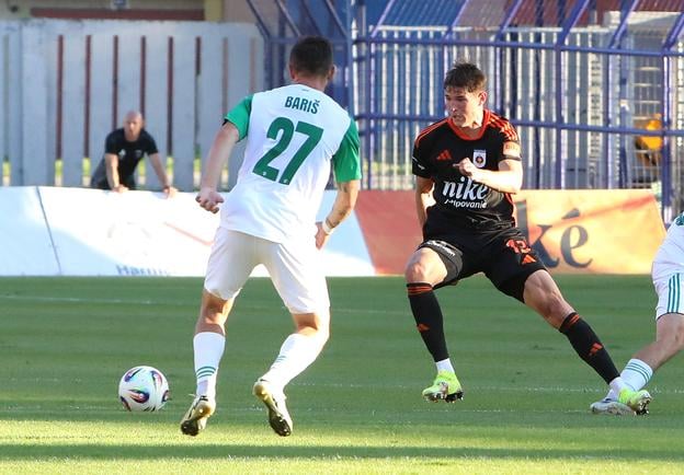 Na snímke zľava Damián Bariš (Skalica) a David Jackuliak (Ružomberok) počas dohrávky 2. kola Niké ligy MFK Ružomberok - MFK Skalica v Ružomberku 12. augusta 2025. 