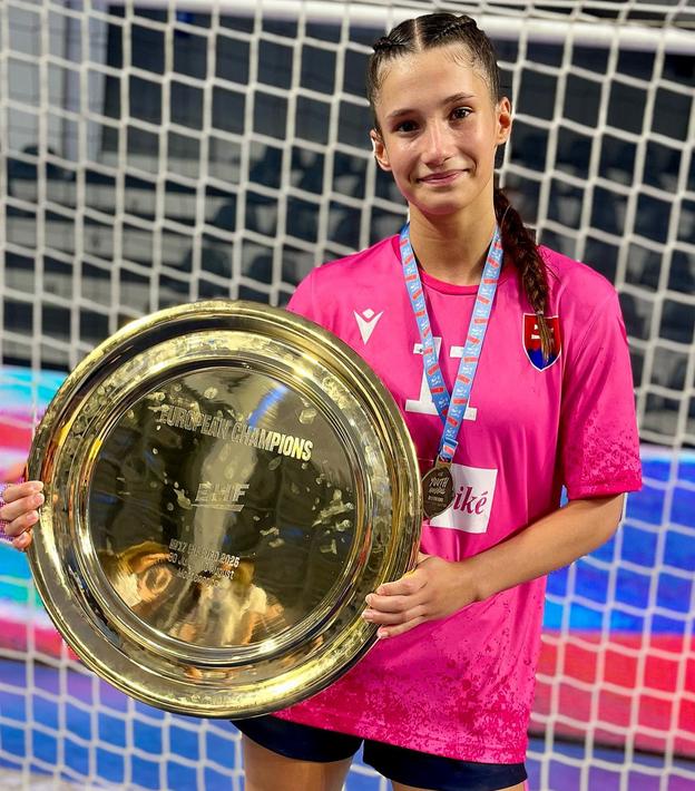 Slovenská spojka Barbora Karkušová so zlatým tanierom po triumfe na majstrovstvách Európy hádzanárok do 17 rokov v Podgorici.