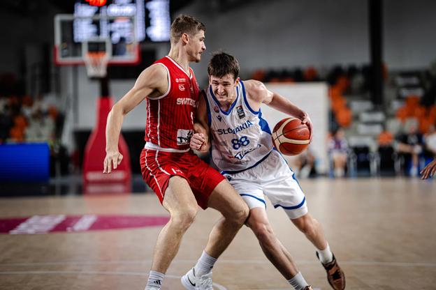 Timotej Malovec (s loptou) dosiahol v zápase 22 bodov. 