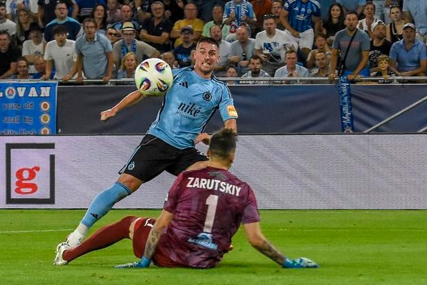 Hráč Slovana Bratislava Róbert Mak obstreľuje brankára Kajratu Almaty Alexandra Zarutskiyho.