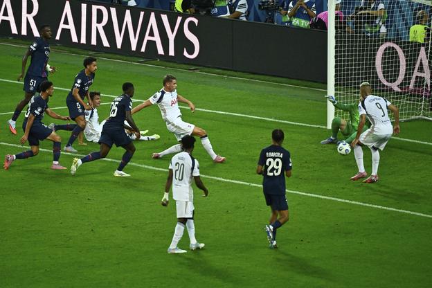 Hráč Tottenhamu Micky van de Ven strieľa gól počas zápasu Superpohára UEFA medzi Paríž Saint-Germain - Tottenham Hotspur v talianskom Udine v stredu 13. augusta 2025.