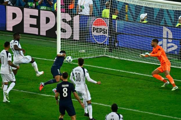Goncalo Ramos z PSG strelil druhý gól svojho tímu počas futbalového zápasu Superpohára UEFA medzi Paris Saint-Germain a Tottenham Hotspur v Udine.
