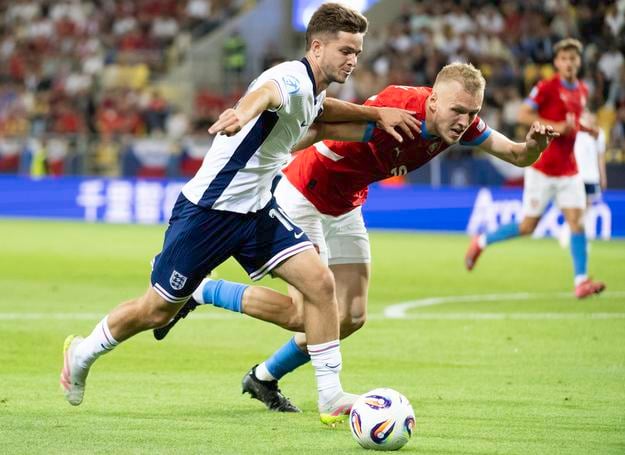 James McAtee (vľavo) v súboji s Čechom Karlom Spáčilom počas zápasu základnej B-skupiny Česko - Anglicko na ME hráčov do 21 rokov v Dunajskej Strede.