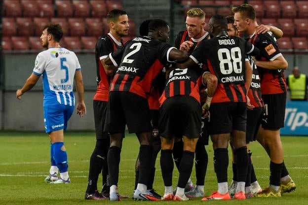 Radosť Spartaka po štvrtom góle v sieti Universitatea Craiova. Kapitán Roman Procházka mal pritom motivačnú reč. 