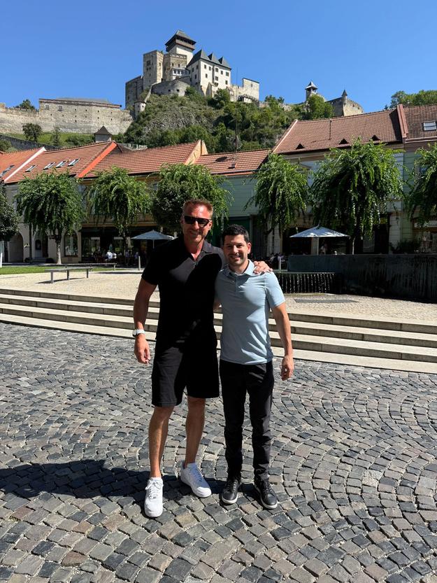 Marián Hossa s Kylom Davidsonom na námestí v Trenčíne.