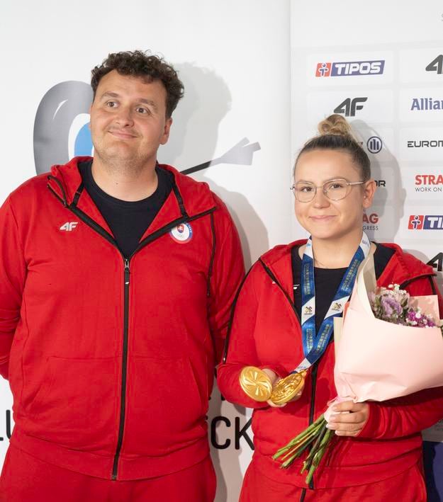 Denisa Baránková s trénerom Vladimírom Hurbanom mladším počas brífingu v Bratislave.