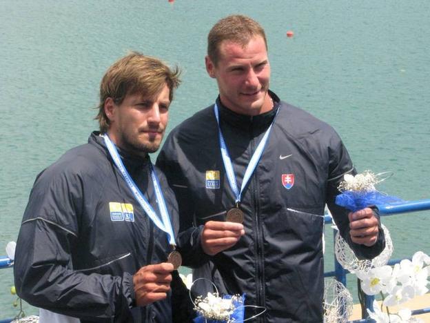 Peter Gelle (vľavo), terajší tréner dvojice Dagmar Čulenová, Katarína Pecsuková, bol v roku 2011 s Erikom Vlčekom (vpravo) majster sveta v K2 na kilometri.