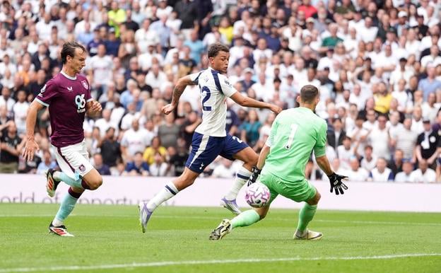 Hráč Tottenhamu Hotspur Brennan Johnson (uprostred) strieľa tretí gól cez slovenského futbalového brankára Burnley Martina Dúbravku (vpravo).