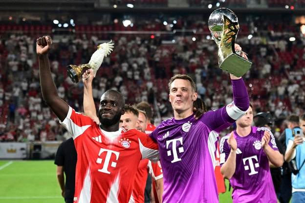 Hráč Bayernu Dayot Upamecano (vľavo) a brankár Manuel Neuer oslavujú s trofejou po ich víťazstve vo finále zápasu Nemeckého superpohára VfB Stuttgart - Bayern Mníchov.