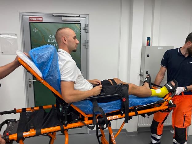 Smutný odchod hráča DAC z Futbal Tatran arény.