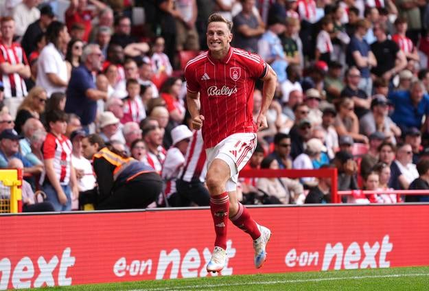 Hráč Nottinghamu Chris Wood oslavuje po tom, ako strelil tretí gól v zápase 1.kola anglickej ligy Premier League  Nottingham Forest - FC Brentford.