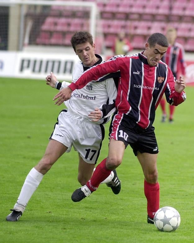 Marek Ujlyaky (vpravo) a Balázs Borbély na snímke zo septembra 2002 bojujú o loptu. Aj hráč Trnavy, aj hráč Artmedie zažili zaujímavé obraty.