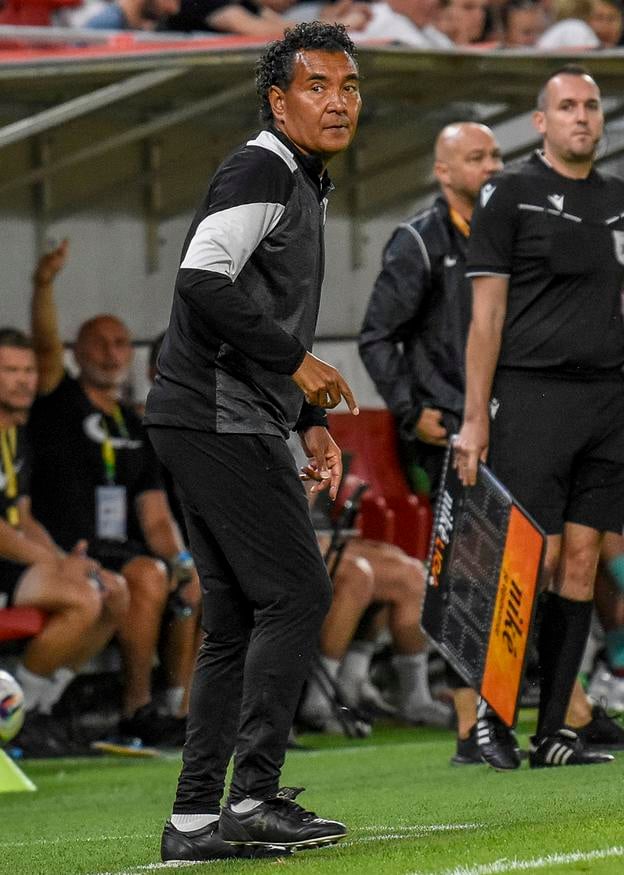 Tréner Trenčína Ricardo Moniz. Celý zápas bol v strehu.