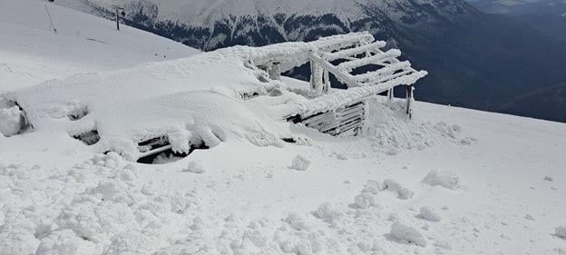 The former double-anchor ski lift station on Chopok, March 2024.