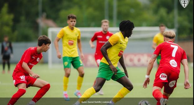 V drese Starej Ľubovne dostal šancu v súboji proti žilinskej rezerve aj 16-ročný Michal Fröhlich (vľavo s číslom 18)