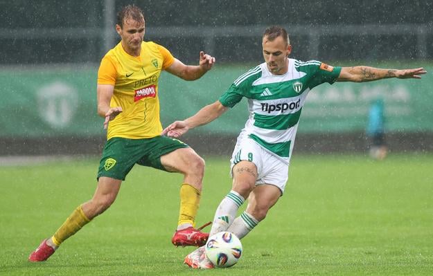 Aleksandre Narimanidze (Žilina) a Adam Morong (Skalica) bojujú o loptu v zápase 1. kola futbalovej Niké ligy Skalica - Žilina.