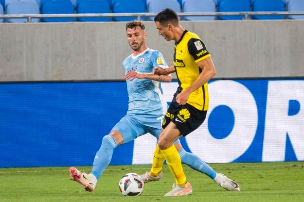 Aleksandar Čavrič (Slovan) a Vincent Sierro (Young Boys) počas 1. zápasu 2. predkola Ligy majstrov Slovan Bratislava - Young Boys Bern v Bratislave, v júli 2021.
