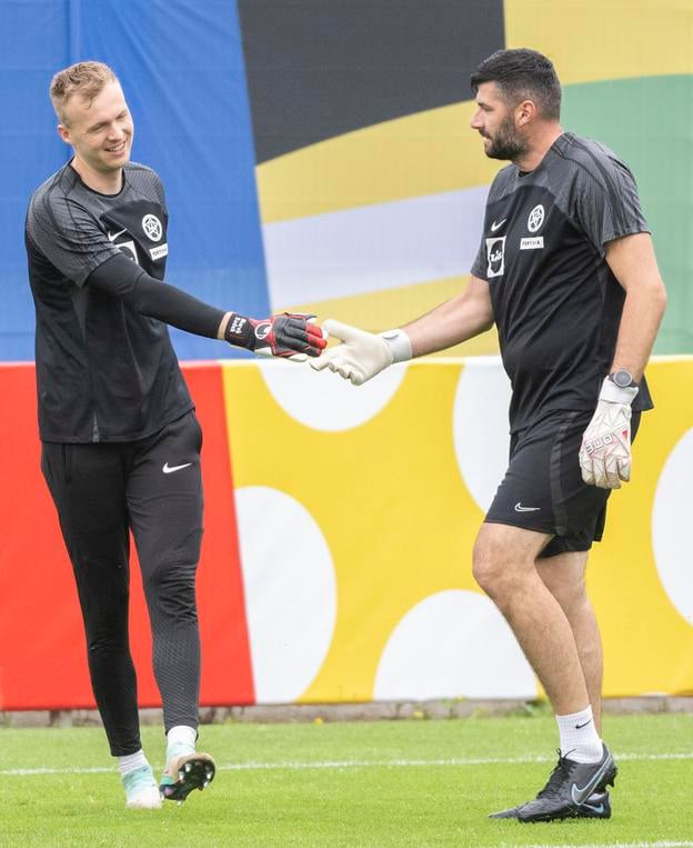 Ján Novota (vpravo) ako tréner brankárov počas oficiálneho tréningu Slovákov, v júni 2024 na ME v Nemecku. Vľavo Marek Rodák.