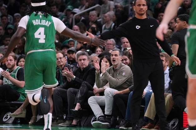 Bill Chisholm (vpravo) povzbudzuje Boston Celtics v dueli proti Orlando Magic.