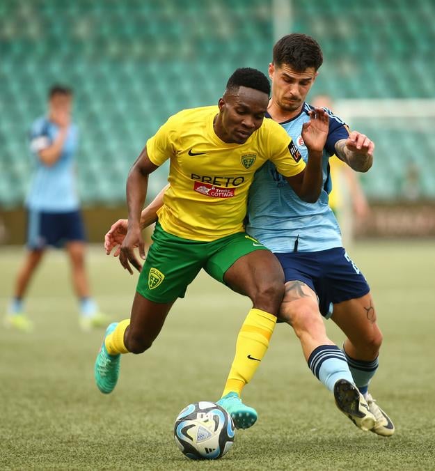 Samuel Gidi (Žilina) a Matúš Vojtko (Bratislava) v zápase 4. kola nadstavbovej časti Niké ligy Žilina - Slovan Bratislava.