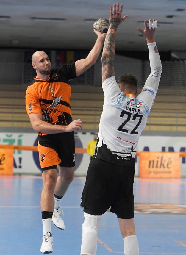 Patrik Hruščák (vľavo) sa po zisku titulu vrátil z Tatrana Prešov do HK Košice, kde prevzal funkciu hrajúceho trénera.