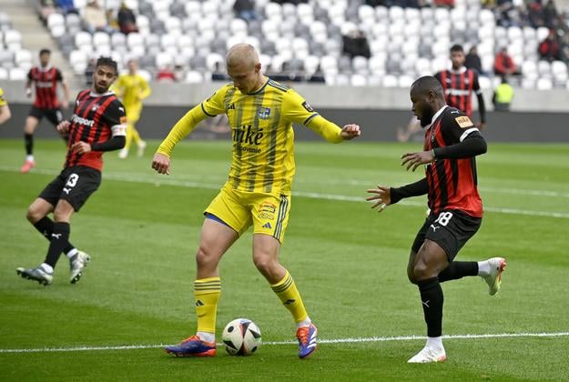 Jakub Jakubko (Košice) a Cedric Badolo v zápase futbalovej Niké ligy v skupine o titul Košice - Trnava.