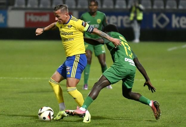 Igor Žofčák (Michalovce) a Basirou Badije (Žilina) v zápase osemfinále Slovenského pohára - Slovnaft Cupu Michalovce - MŠK Žilina, vlani v novembri.