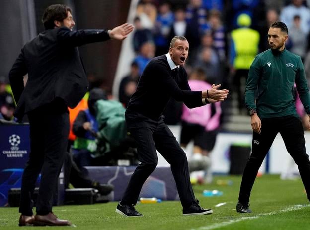 Tréner Glasgow Rangers Russell Martin (vľavo) a kouč Club Brugy Nicky Hayen reagujú na priebeh zápasu Glasgow Rangers - Club Bruggy 1:3.