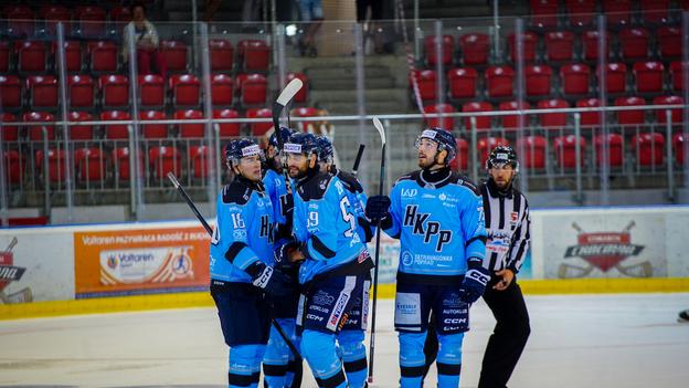 Radosť hokejitov HK Poprad z víťazstva v prípravnom zápase proti Krakovu v Poprade. HK Poprad proti Krakovu v Poprade 19. augusta 2025. FOTO TASR - marketing HK Poprad/Daniel Laškody