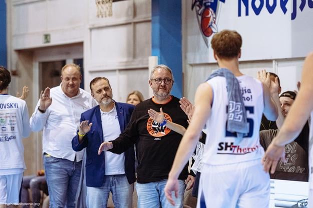 Rastislav Javorský (v čiernom tričku) ďakuje hráčom po zápase.