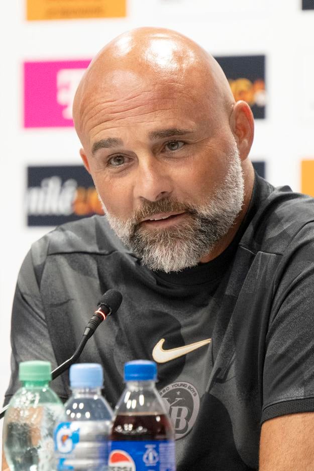 Tréner BSC Young Boys Giorgio Contini počas tlačovej konferencie v Bratislave.