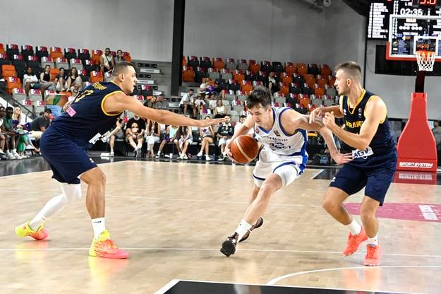 Timotej Malovec (Slovensko, uprostred), vľavo Viačeslav Bobrov a vpravo Iľja Tyrtyšnyk (Ukrajina) v odvetnom stretnutí druhej fázy mužskej basketbalovej predkvalifikácie MS 2027 A-skupiny Slovensko - Ukrajina v Bratislave.