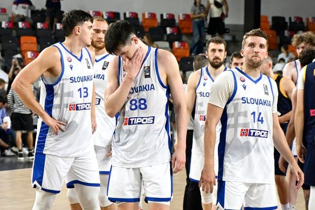 Sklamaní slovenskí basketbalisti po prehratom odvetnom stretnutí s Ukrajinou počas druhej fázy mužskej basketbalovej predkvalifikácie MS 2027 v Bratislave.