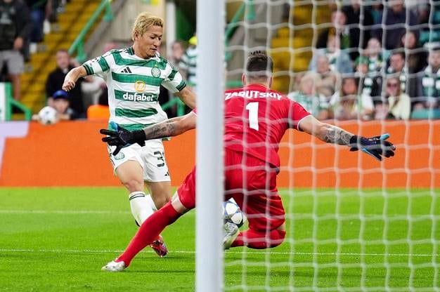Hráč Celticu Daizen Maeda (vľavo) sa pokúša skórovať proti Kajratu v prvom zápase play off Ligy majstrov Celtic Glasgow - Kajrat Almaty v škótskom Glasgowe.