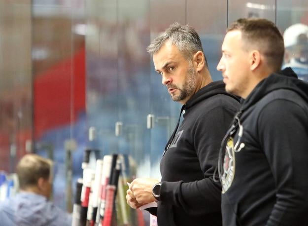Na snímke vľavo tréner Banskej Bystrice Vlastimil Wojnar počas 27. ročníka Memoriálu Pavla Zábojníka HC Vítkovice Ridera - HC MONACObet Banská Bystrica vo Zvolene 21. augusta 2025. 