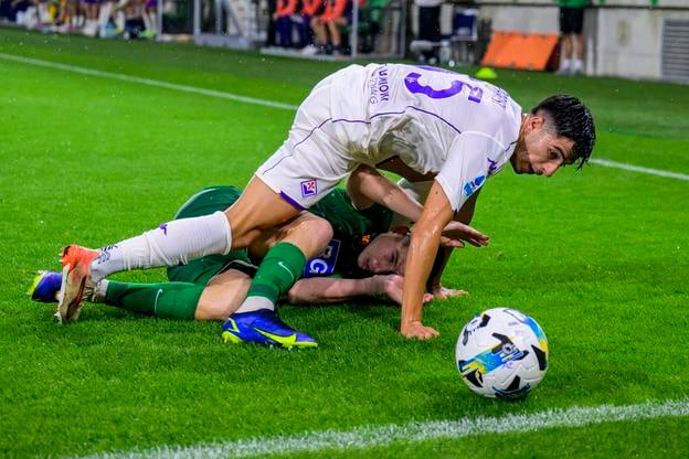Fabiano Parisi (Fiorentina) a Mykyta  Kravčenko (Polissija) počas prvého zápasu 1. kola play-off Konferenčnej ligy FC Polissija Žytomyr - AFC Fiorentina v Prešove.
