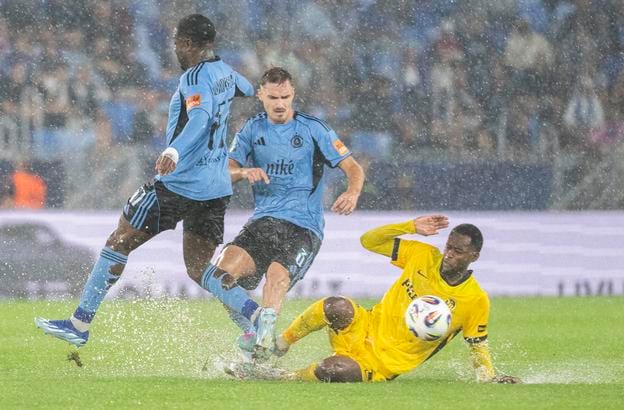 Sandro Cruz, Peter Pokorný a hráč YB Bern Edmilson Fernandes v prvom zápase play-off Európskej ligy UEFA Slovan Bratislava - Young Boys v Bratislave.