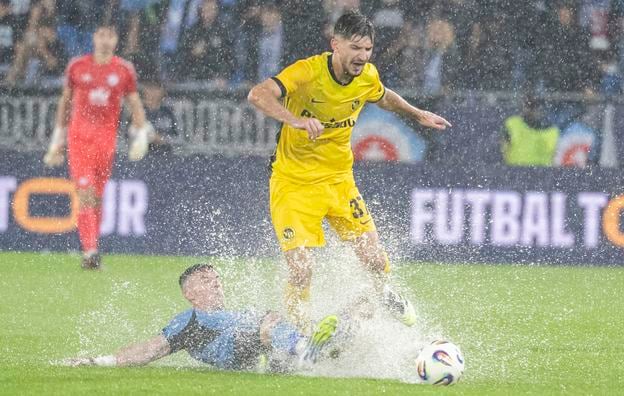 Danylo Ignatenko a Armin Gigović v prvom zápase play-off Európskej ligy Slovan Bratislava - Young Boys Bern.