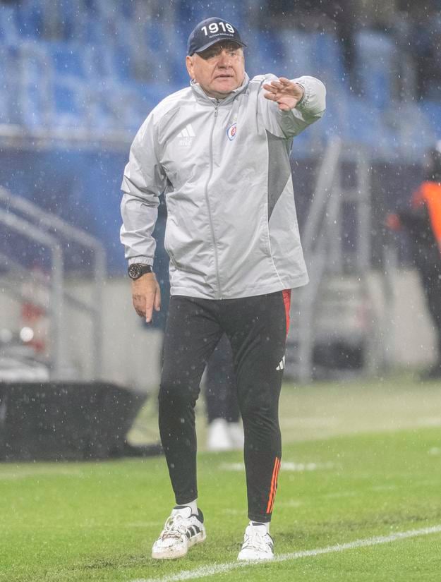 Tréner futbalistov Slovana Vladimír Weiss st. počas zápasu s Bernom.