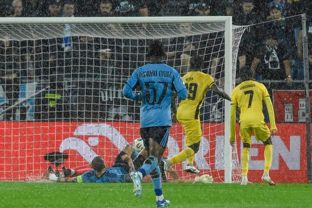 Chris Bedia strieľa víťazný gól Young Boys. Prizerá sa Sandro Cruz.