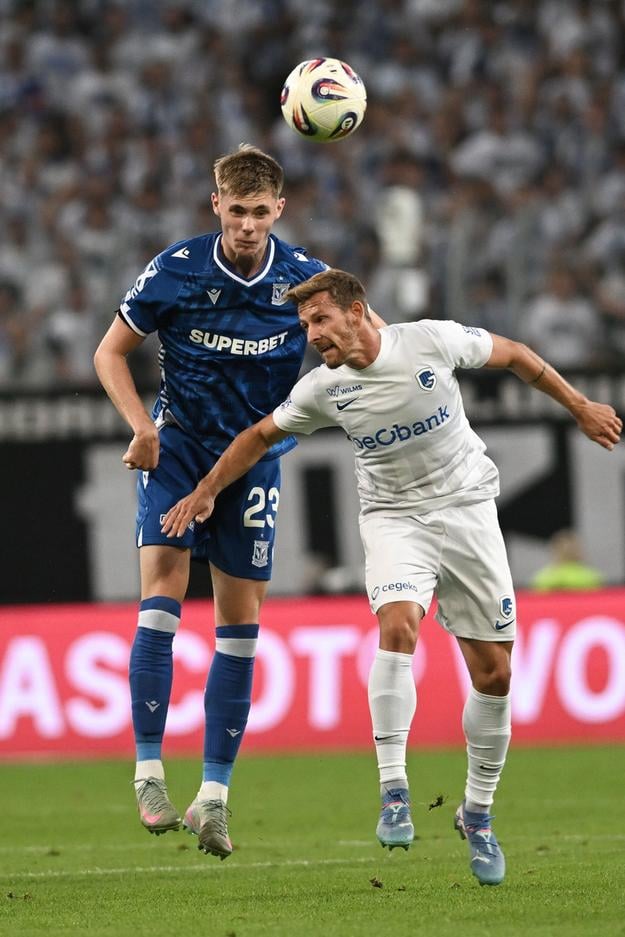 Patrik Hrošovský (vpravo) a hráč Lechu Poznaň Gísli Thórdarson bojujú o loptu v prvom zápase play off Európskej ligy Lech Poznaň - Racing Genk v Poznani.