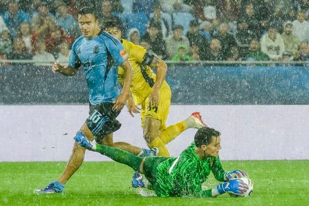 David Strelec (vľavo) v jednom zo svojich posledných zápasov za Slovan Bratislava v play-off EL proti YB Bern.