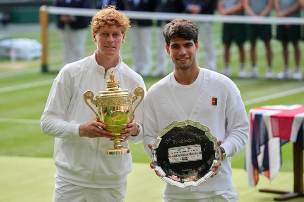 Na predchádzajúcich dvoch grandslamových turnajoch sa vo finále mužov stretli Jannik Sinner a Carlos Alcaraz. Vo Wimbledone sa z triumfu tešil Sinner (vľavo), predtým na Roland Garros uspel jeho španielsky rival.