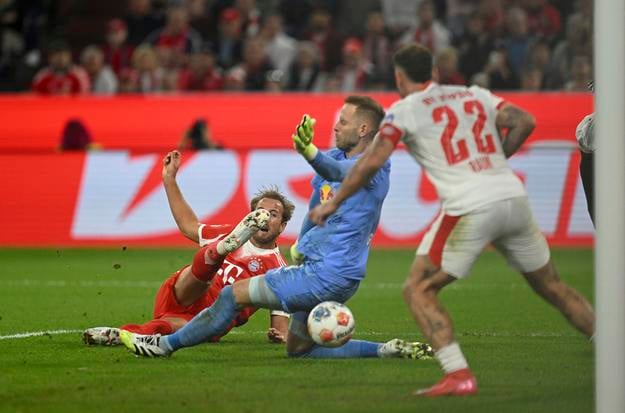 Hráč Bayernu Harry Kane (vľavo)  skóruje proti Lipsku v zápase 1. kola nemeckej Bundesligy  Bayern Mníchov - RB Lipsko v Mníchove 22. augusta 2025.