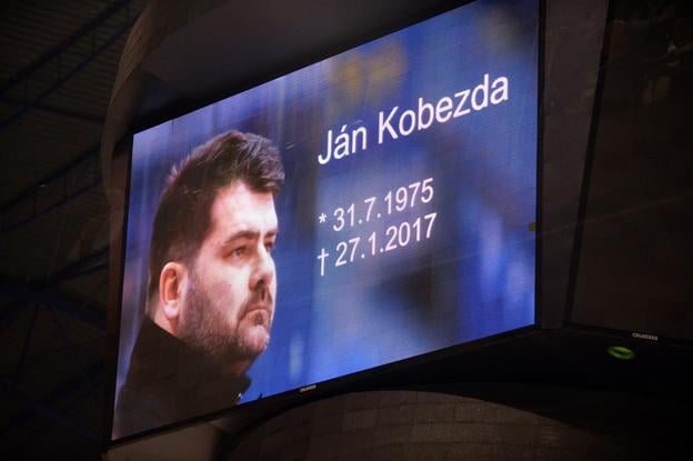 Zosnulý bývalý generálny manažér a tréner Dukly Trenčín Ján Kobezda na veľkoplošnej obrazovke počas minúty ticha pred zápasom  41. kola hokejovej Tipsport Ligy medzi HC Košice a HK Dukla Trenčín v Košiciach, 31. januára 2017.