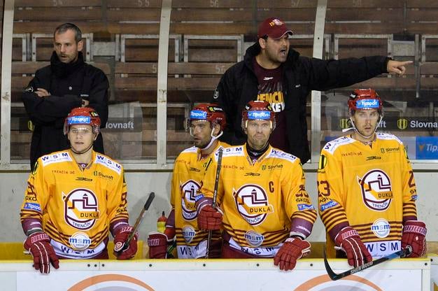 Trenčianske trénerské duo Marcel Hanzal (vzadu vľavo) a Ján Kobezda (vzadu vpravo) v zápase 1. kola Tipsport Ligy Dukla Trenčín - MHC Martin, 11. septembra 2015 v Trenčíne.